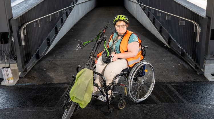 Nicole Brunschwiler war die erste Rollstuhlfahrerin auf der neuen Ost-Rampe zum Gleis 2/3. (Bild: Arthur Gamsa)