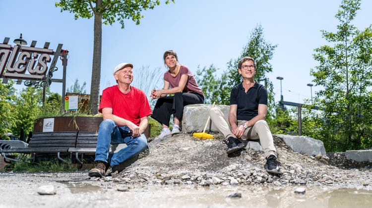 Sie stecken hinter der neuen Sandspielanlage auf dem Areal Bach (von links): Markus Allemann, Céline Hummel und Daniel Cavelti. (Bild: Arthur Gamsa)