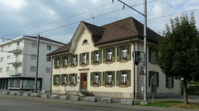 Das alte Oberentfelder Schul- und später Gemeindehaus dient seit nun 50 Jahren als Brockenstube. (Bild: Kantonale Denkmalpflege Aargau)
