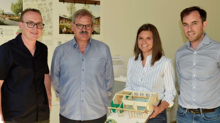 Schulbehördenmitglied Hanspeter Brauchli, Werner Binotto und die beiden Architekten Ilaria Riscassi und Enrique Orti präsentieren das Siegerprojekt. (Bild: Mario Testa)