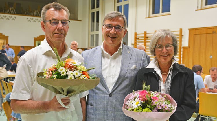 Gemeindepräsident Kilian Germann (Mitte) verabschiedet Franz Huber und Barbara Keller Foletti aus dem Gemeinderat. (Bild: Monika Wick)