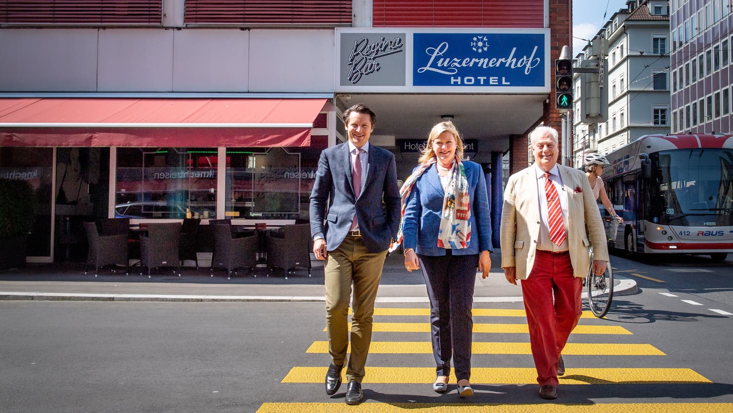Der «Luzernerhof» hat neue Besitzer und eine neue Leitung: v.l. CEO Reto Candrian, die neue Directrice Nina Schröder und der abtretende Hoteldirektor Chris Dittli. (Bild: Boris Bürgisser (Luzern, 1. Juni 2023))