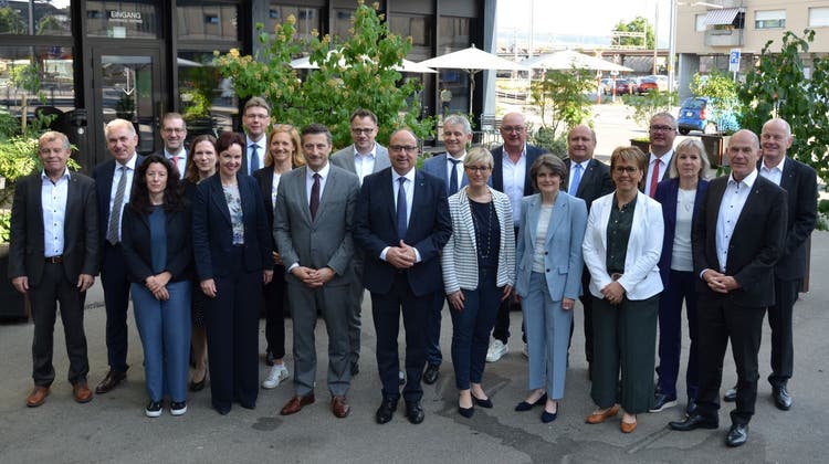 Gruppenfoto vor dem Stapfenhaus: In Lenzburg trafen sich Delegationen der Nordwestschweizer Kantone zur Plenarkonferenz. (Bild: zvg)