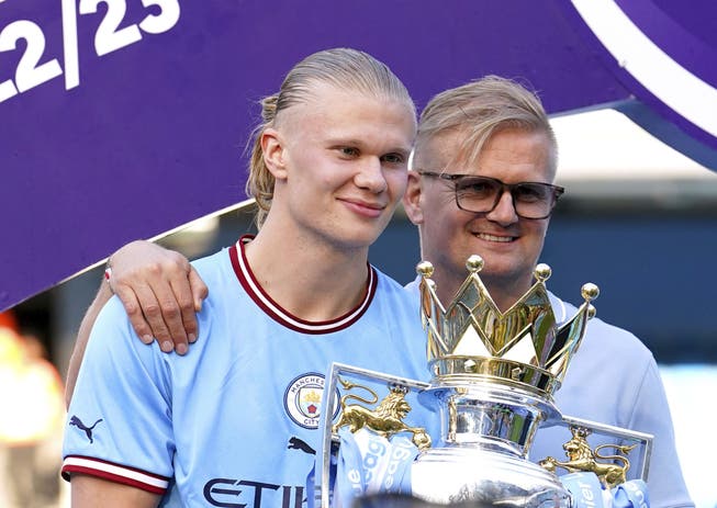 Erling Haaland (links) mit seinem Vater Alf-Inge an der diesjährigen Meisterfeier von Manchester City. 