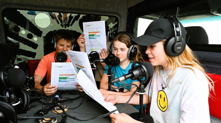 Für eine Woche stand der Powerup-Radiobus des Kinderdorfs Pestalozzi auf dem Pausenplatz der Schule Stalden.  Eben sind Jasmin Muth, Elin Flück, Philipp Burch und Jeremy Burch (von rechts) am Mikrofon. (Bild: Romano Cuonz (1. 6. 2023))