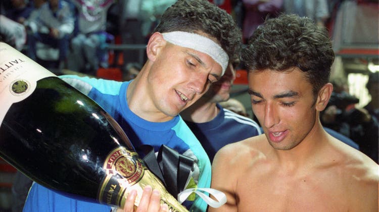 Champagner für die Meister: Petar Alexandrov (links) mit Roberto di Matteo. (Aarau, 12.06.1993) (Bild: Walter Bieri / KEYSTONE)