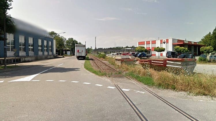 Die Industriegleisanlage Lenzhard verläuft entlang der Fabrikstrasse. (Bild: Google Street View)