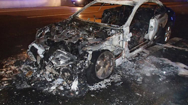 Eine der drei Kugeln verursachte einen Kurzschluss im Mercedes, der nach dem Baregg-Tunnel völlig ausbrannte. (Bild: Kapo AG (12. März 2016))
