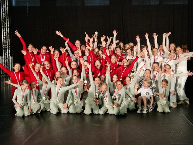 Medaillenregen: Die Schweizer Meisterschaft verlief für die Tänzerinnen von «tanZdas» erfolgreich.