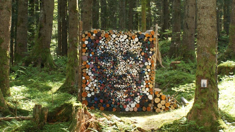 «Bäck-Stumm». Werk von Carla Hohmeister.  Bemalte Holzrugel, die wie Pixel aussehen. (Bild: Rafael Schneuwly (Engelberg, 31. 5. 2023))