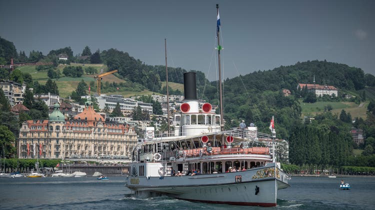 Ein Passagier sei im Luzerner Seebecken vom Dampfschiff «gesprungen oder gefallen». (Symbolbild: Pius Amrein)