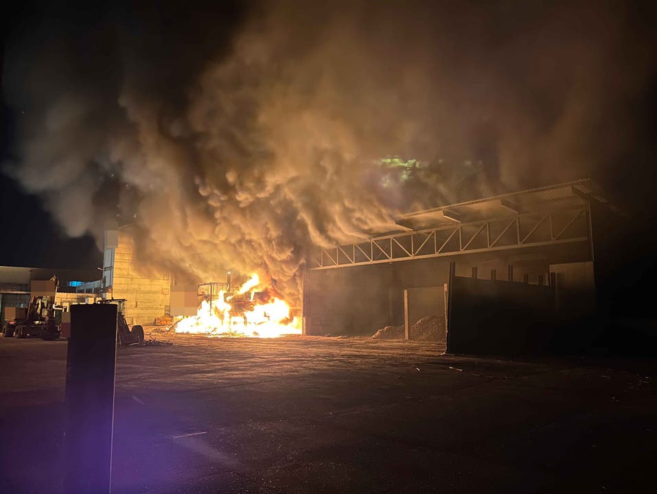 Kleindöttingen, 3. Juni: In der Nacht auf Samstag brach im Industriequartier ein Feuer aus. Im Gebäude waren Holzschnitzel gelagert. Verletzt wurde niemand, es entstand jedoch ein hoher Sachschaden.
