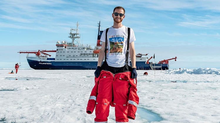 Ein Brunner auf Eis: Meteorologe Patrick Suter auf wissenschaftlicher Expedition in der Artkis. (Bild: PD)