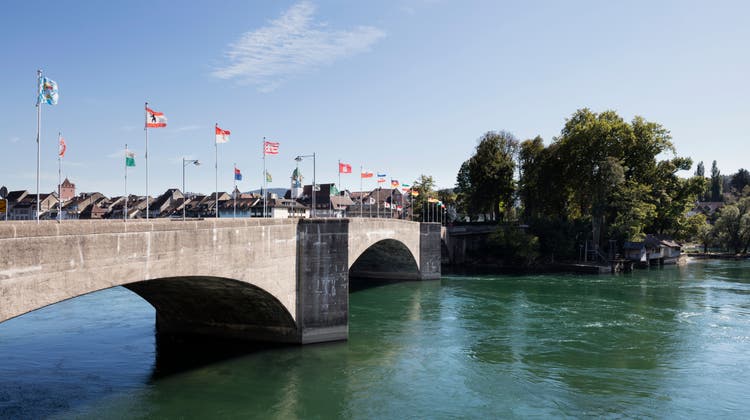 Der Rhein ist schon seit Jahrtausenden ein Grenzfluss, kann aber – wie hier in Rheinfelden – einfach per Brücke überwunden werden. (Keystone)