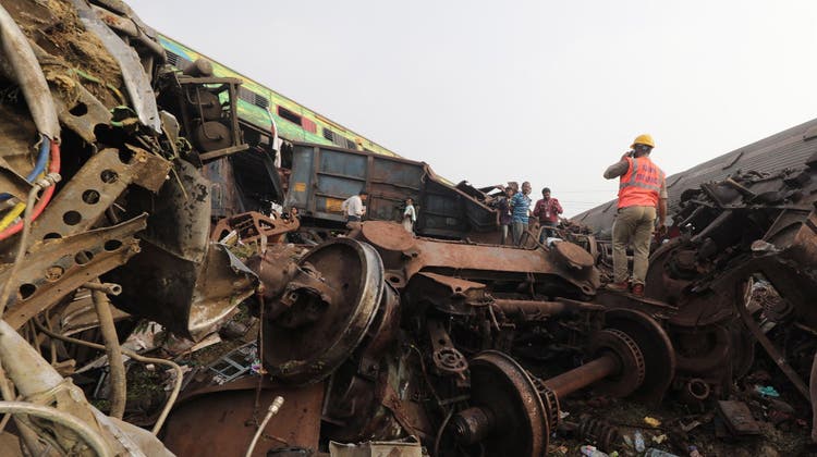 Beim Zugunglück in Indien kamen mindestens 288 Menschen ums Leben, hunderte wurden verletzt. (Piyal Adhikary / EPA)