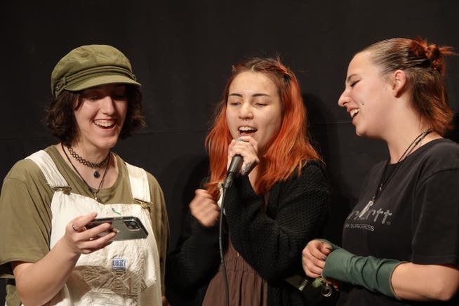 Junge Talente traten in der Laufenburger «Kultschüür» im Rahmen des «Open Mic» auf, hier (v. l.) Laura Buccheri, Sarah Hallauer und Lea Buccheri.