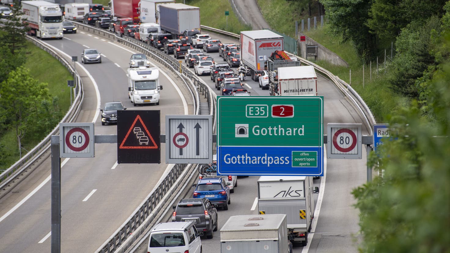 Eine Gebühr soll den Gotthardtunnel künftig von Reiseverkehr entlasten. (Bild: Keystone)
