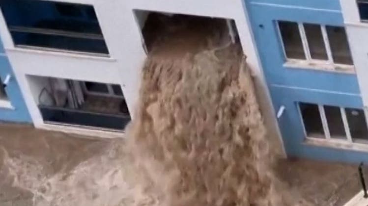 Balkon wird zum Wasserfall: Überschwemmungen fluten Wohnung im zweiten Stock