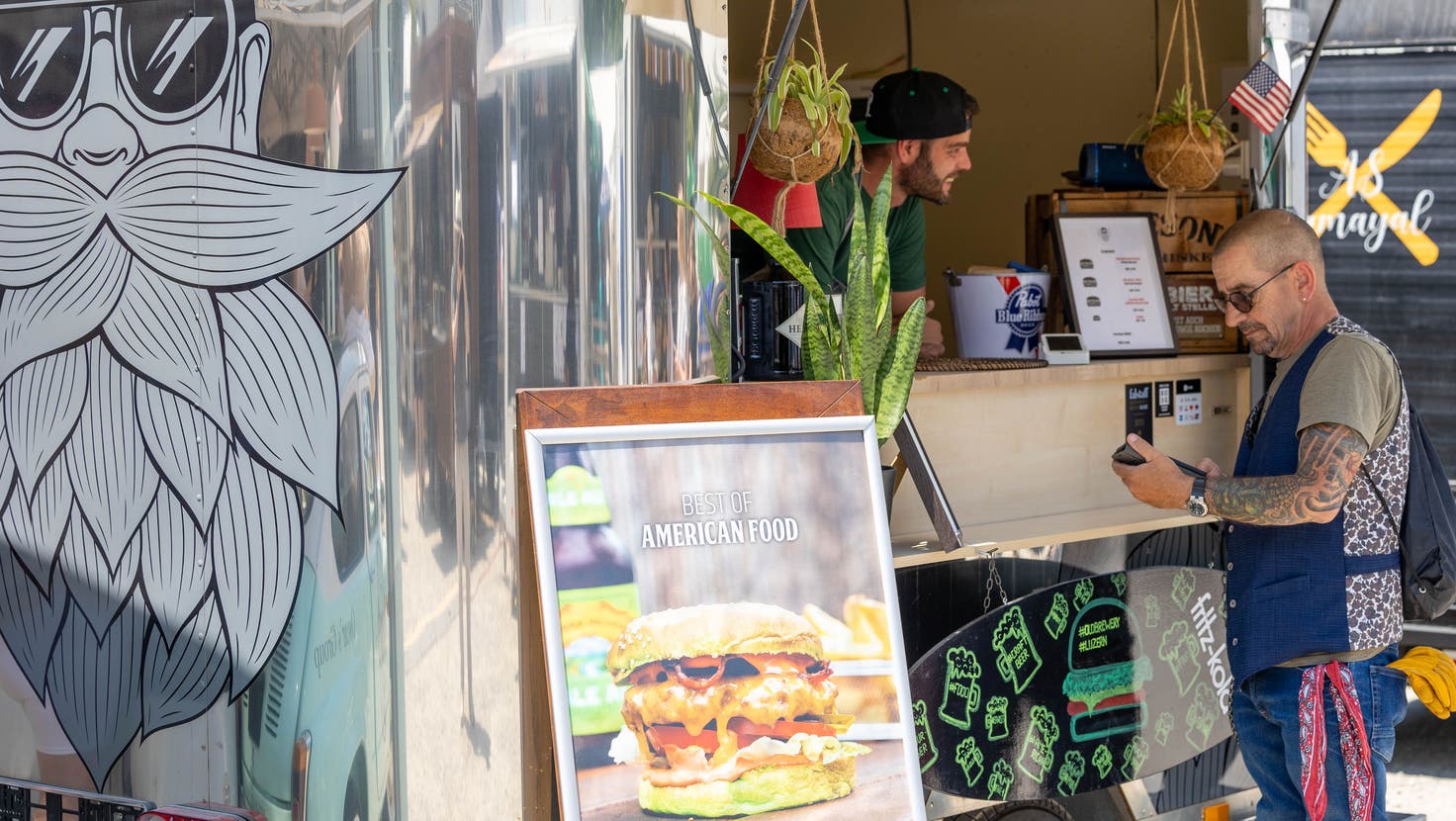 Fröhliche Gesichter und leckeres Essen gibts am Food Truck Festival, wie hier Churros. (Bild Andre Veith)