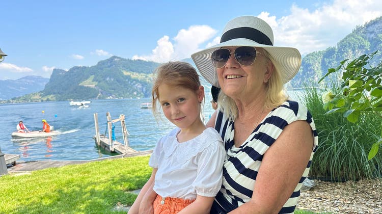 Monika Würsch und ihr Grosskind Vivien aus Beckenried sind begeistert nach ihren Flügen. (Bild Robert Hess (Hergiswil, 2. 6. 2023))