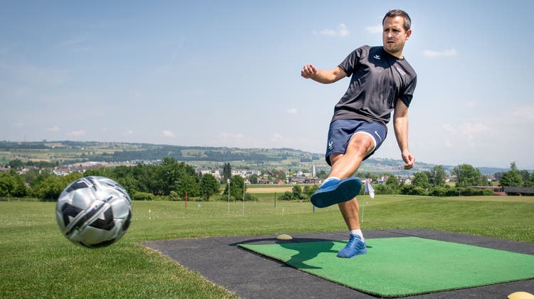 Schwieriger, als es aussieht: Sportredaktor Philipp Zurfluh versucht sich im Footgolf. (Bild: Boris Bürgisser (Oberkirch, 1. 6. 2023))