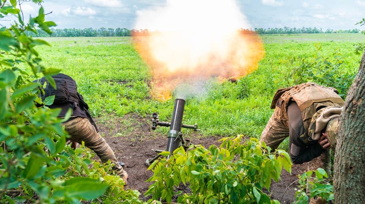 Ukrainische Soldaten feuern Granaten in Richtung der russischen Stellungen – das Rätselraten um den Beginn der Grossoffensive geht weiter. (Bild: Pacific Press / LightRocket)