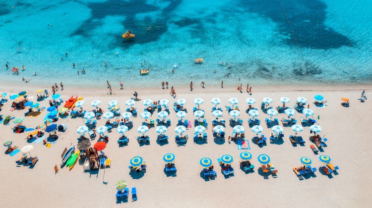 Das Meer ist auch dieses Jahr schön: Strand auf Sardinien. (Bild: Den-Belitsky /Getty Images)