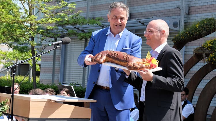 Symbolische Amtsübergabe: Kurt Baumann überreicht seinem Nachfolger Beat Schwarz ein Brot in Schlüsselform. (Bild: Olaf Kühne)