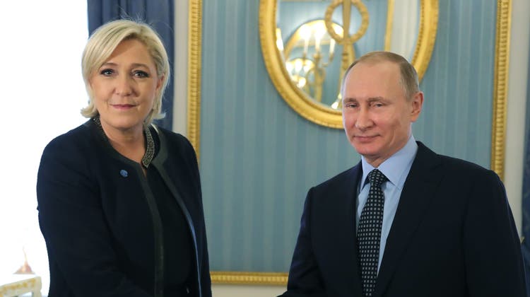 Marine Le Pen 2017 im Kreml, empfangen von Präsident Wladimir Putin. (Bild: Keystone)
