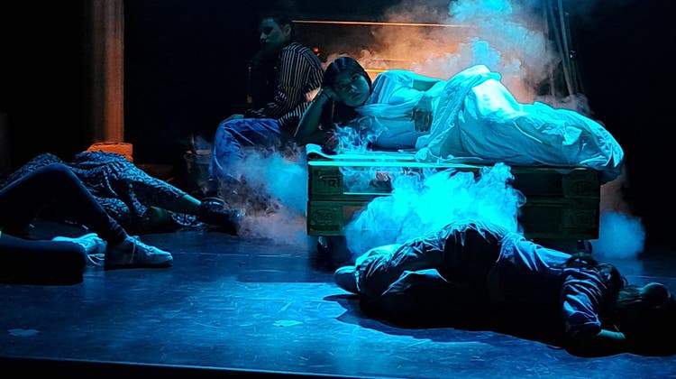 Szene aus dem aktuellen Kathi-Musical. Morpheus, der Gott des Schlafes, erwacht. (Bild: Christof Lampart)