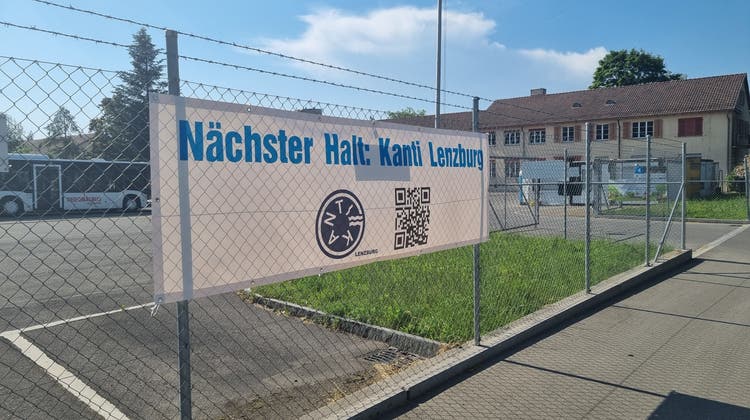 Die IG Kanti Lenzburg hat beim Zeughaus ein Plakat aufgehängt. (Bild: Eva Wanner)