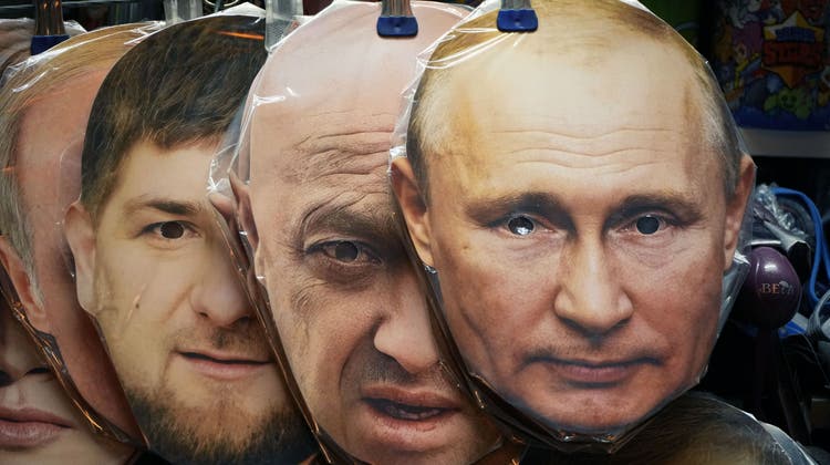 Wer behält die Oberhand im Rivalenstreit unter Putins Schergen: Tschetschenenführer Ramsan Kadyrow (links) oder Wagner-Söldnerführer Jewgeni Prigoschin? (im Bild Gesichtsmasken in einem Souvenirshop in St. Petersburg) (Bild: Dmitri Lovetsky/AP)