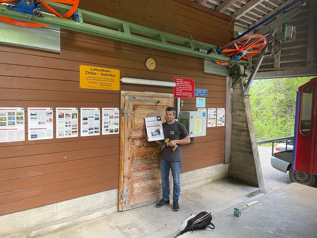 Peter Gasser, Präsident der Kulturkommission, montiert in der Tal- und Bergstation Gietisfluh die Ausstellung «Unbekannte Bergwelt – Isenthaler Kleintal».
