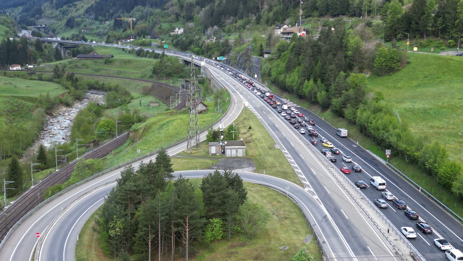Stau epischen Ausmasses, immer wieder am Gotthard. So wie hier vor dem Nordportal des Gotthardtunnels am Auffahrtstag 2023. (Bild: BRK News)
