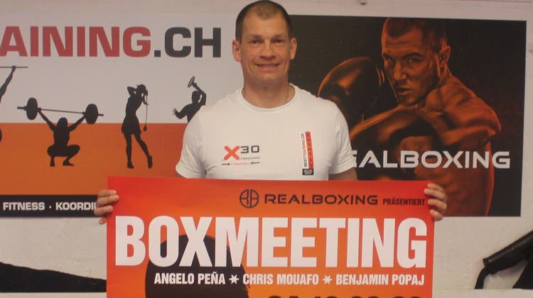 Stephan Bernhard vom  Verein Real Boxing mit Plakat des Meetings. (Bild: André Weyermann)