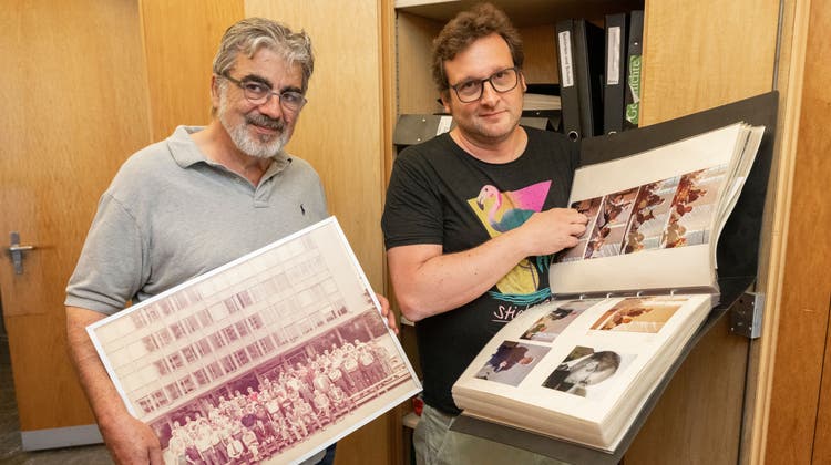 Kultursekretär Stefan Meier (links) und Gemeinderat Philippe Rey kümmern sich um das historische Fotoarchiv von Wettingen. Material für die Erweiterung des Bestands gibt es zuhauf. (Bild: Alex Spichale)