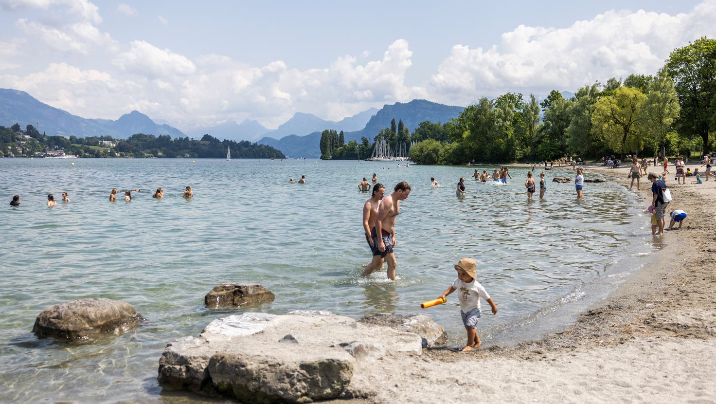 Traumwetterwoche in Luzern: Menschen am See bei der Ufschötti. (Bild: Patrick Hürlimann (Luzern, 6. 6. 2023))