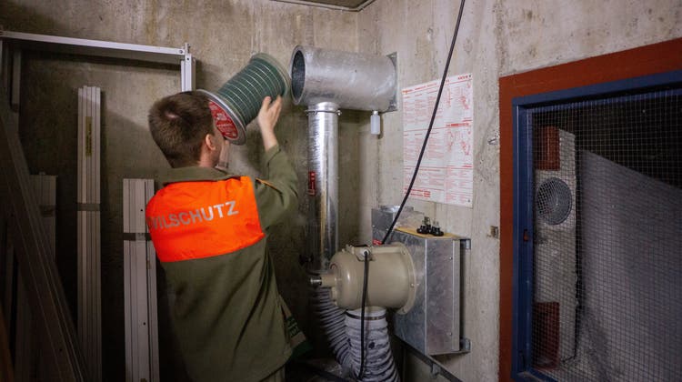 Zivilschützer beim Kontrollieren eines Luftfilters – im Herbst werden 260 Schutzräume kontrolliert. (Bild: zvg)