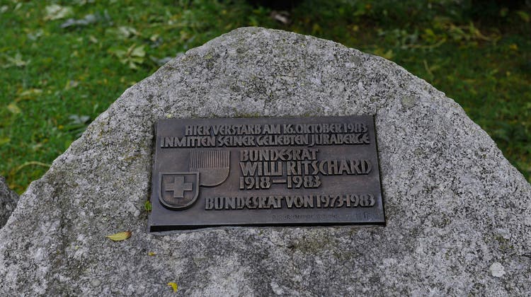 Gedenkstein für Willi Ritschard, der auf dem Grenchenberg am 16.10.1983 verstorben ist. (Oliver Menge)