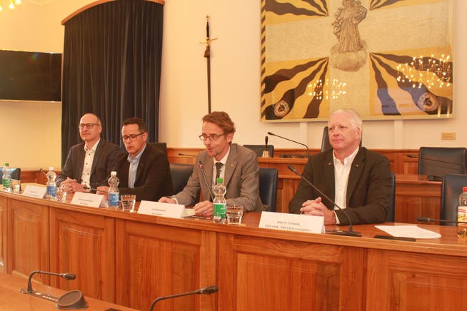 Medienkonferenz im Landratssaal (von rechts): CKW-CEO Martin Schwab, Landammann Urs Janett, Korporationspräsident Kurt Schuler und Christoph Gisler (Swiss Life Asset Managers). 