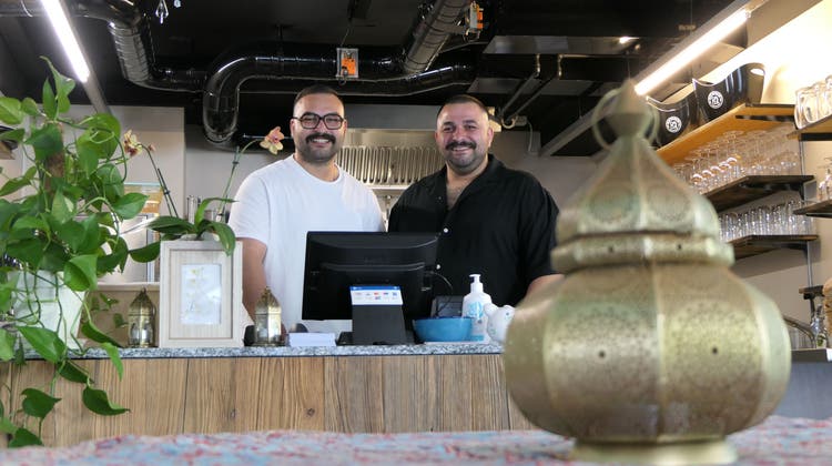 Armin Faragollah (links) und sein Bruder Arash in ihrem persischen Restaurant Farah in Stans. (Bild: Melissa Siegfried (Stans, 5. 6. 2023))