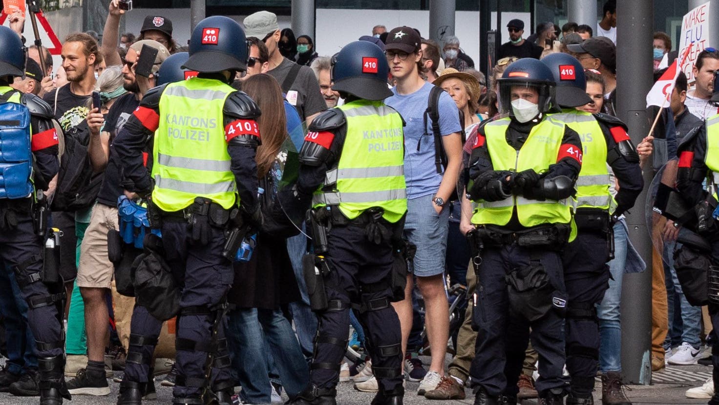 Bei der Coronademo vor gut zwei Jahren in Aarau kam es immer wieder zu Konfrontationen zwischen Teilnehmenden und der Polizei (Bild: Raphael Huenerfauth)