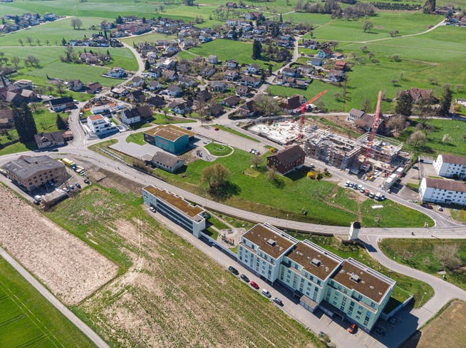 In Reinach wird viel gebaut, wie etwa hier am Hinterberg. Nun will der Gemeinderat eine Arbeitsgruppe für klimagerechte Siedlungsentwicklung gründen.