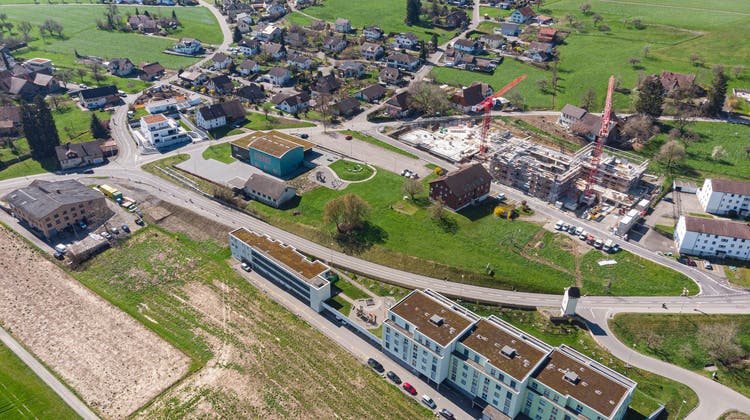 In Reinach wird viel gebaut, wie etwa hier am Hinterberg. Nun will der Gemeinderat eine Arbeitsgruppe für klimagerechte Siedlungsentwicklung gründen. (Bild: Mathias Förster)