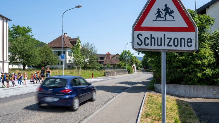 Schulstrasse Würenlos, die Schulzone soll zu einer Tempo-30-Zone werden. (Bild: Alex Spichale)