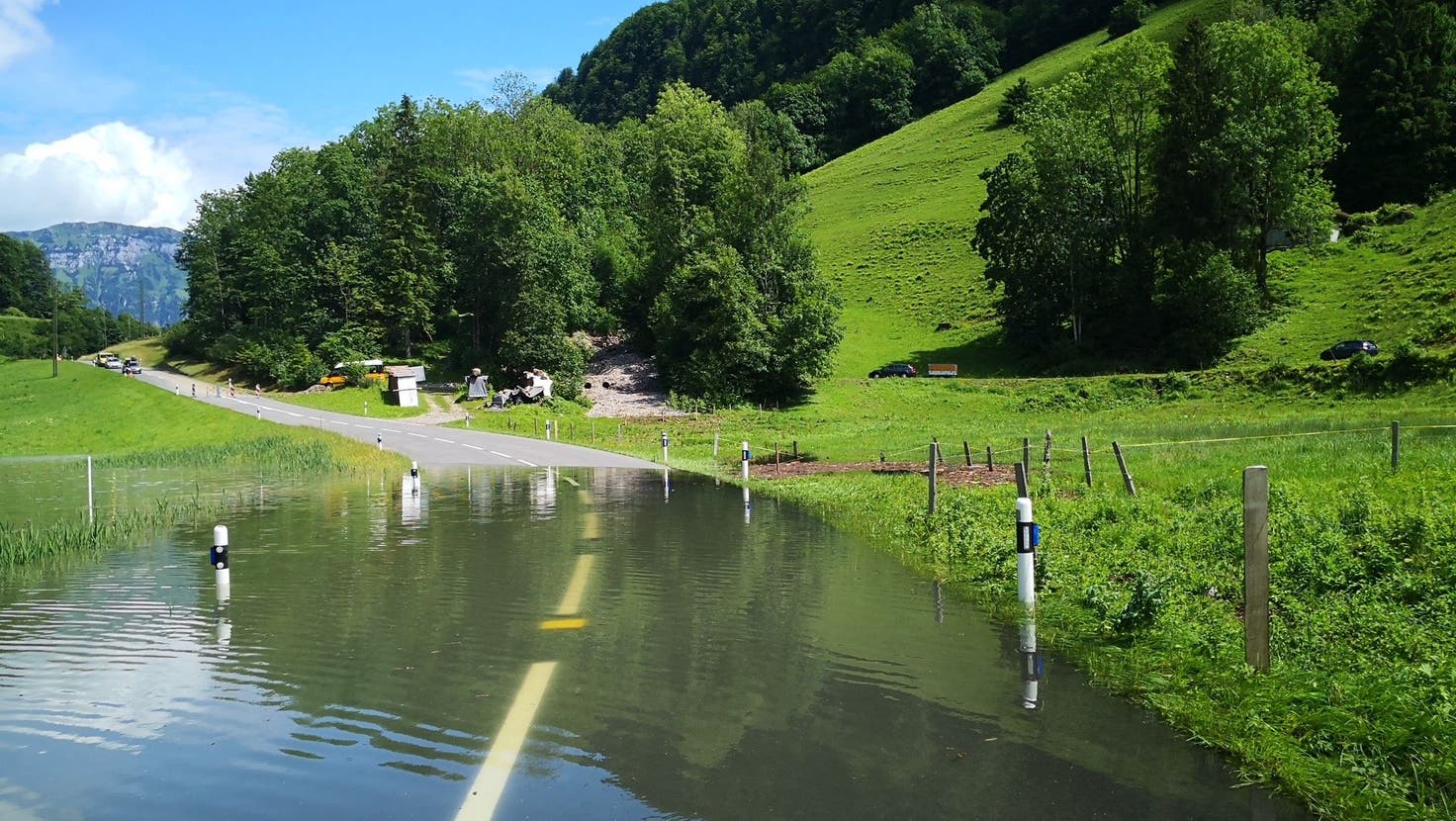 Nach starken Regenfällen kann die Kantonsstrasse in Richtung Seelisberg beim Dürrensee in Emmetten unpassierbar werden. (Bild: PD)