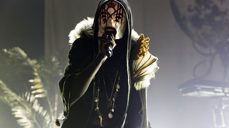 Tritt maskiert auf: Frontsänger Vessel von Sleep Token an einem Konzert in London. (Bild: Burak Cingi/Redferns)