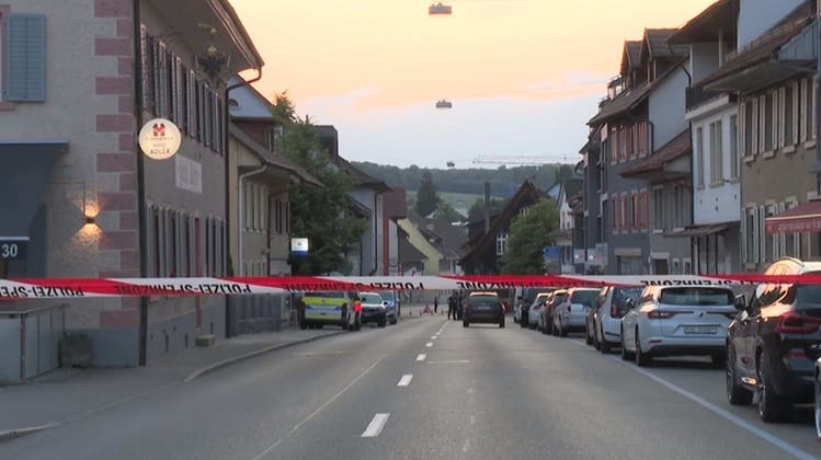 Zu einem Polizeieinsatz ist es in Frick gekommen. Die Hauptstrasse war am Abend des 6. Juni weiträumig abgesperrt. (Screenshot: Tele M1)