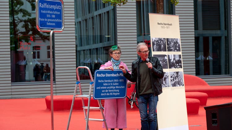 Raiffeisenplatz soll Recha-Sternbuch-Platz werden: Historiker Hans Fässler und Platzgestalterin Pipilotti Rist an der Medienkonferenz. (Bild: Marius Eckert)