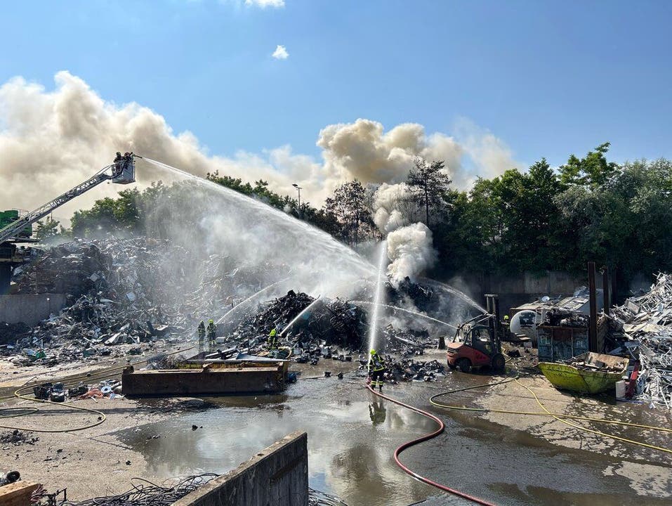 Waltenschwil, 6. Juni: Auf dem Recyclinghof der Firma Wiederkehr ist ein Brand ausgebrochen. Es entstand viel Rauch. Verletzt worden ist niemand.